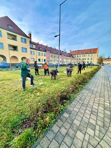 ca. 25 Spremberger waren vor Ort und halfen uns. Darunter auch 4 sehr fleißige Kinder.